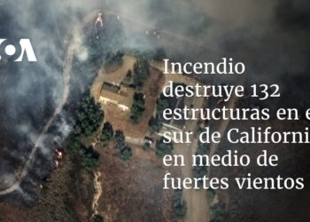 Incendio destruye 132 estructuras en el sur de California en medio de fuertes vientos
