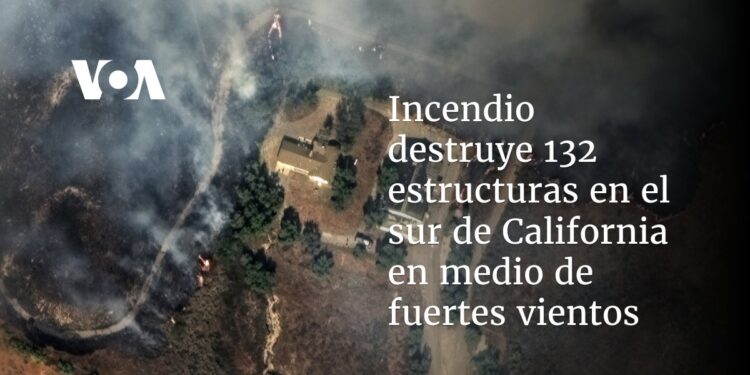 Incendio destruye 132 estructuras en el sur de California en medio de fuertes vientos