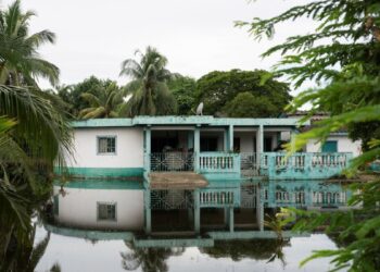 Intensas lluvias de la ahora tormenta tropical Sara dejan serias afectaciones en Honduras