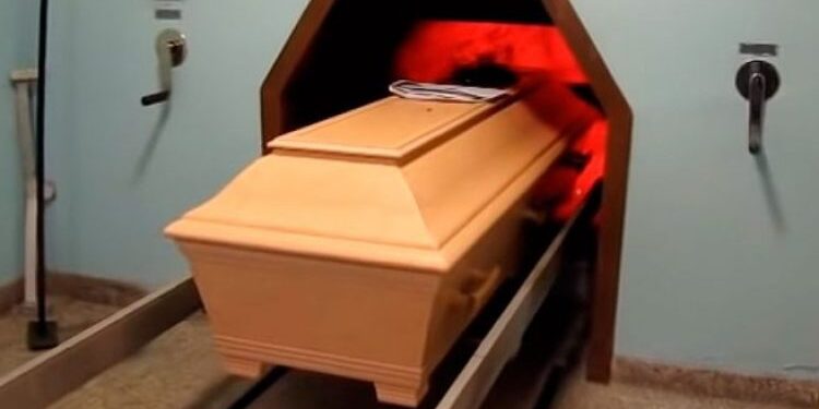 Hombre declarado muerto despertó poco antes de ser cremado en la India: no le hicieron autopsia