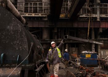 En Fotos | Trabajadores reparan red eléctrica de Ucrania en medio de ataques rusos