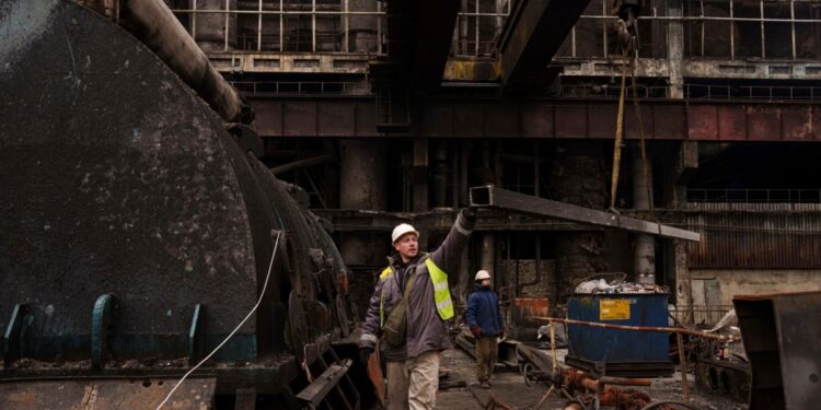 En Fotos | Trabajadores reparan red eléctrica de Ucrania en medio de ataques rusos