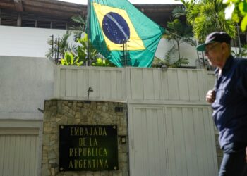 opositores al gobierno denuncian nuevo asedio en embajada argentina en Caracas