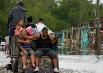 Cuba, duramente golpeada por ciclón Rafael, intenta recuperarse