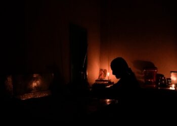 Ecuatorianos protestan contra el gobierno por falta de energía eléctrica