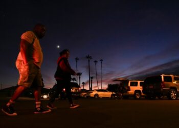 Presionados por los cruces ilegales, votantes de Arizona aprueban control estatal de la inmigración