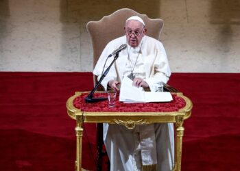 El papa hace una inusual visita a una defensora del derecho al aborto en Italia