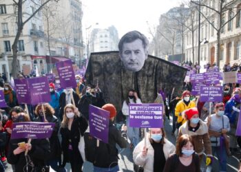 Miles protestan en Francia contra la violencia contra las mujeres