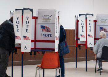 Largas filas y participación masiva en una jornada electoral histórica en EEUU