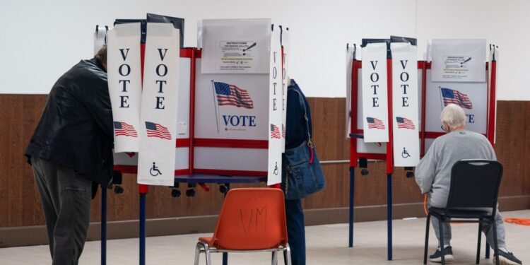Largas filas y participación masiva en una jornada electoral histórica en EEUU
