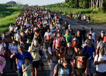 Unos 2.500 migrantes salen caminando hacia el norte desde la frontera sur de México