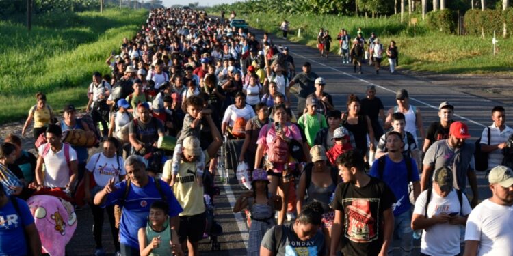 Unos 2.500 migrantes salen caminando hacia el norte desde la frontera sur de México