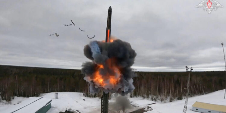 La OTAN y Ucrania se reunirán en Bruselas el martes tras el lanzamiento del misil ruso