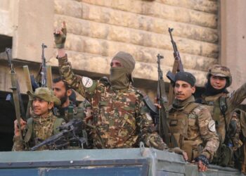 Rebeldes toman control de Alepo: Ejército sirio se retira tras intensos combates