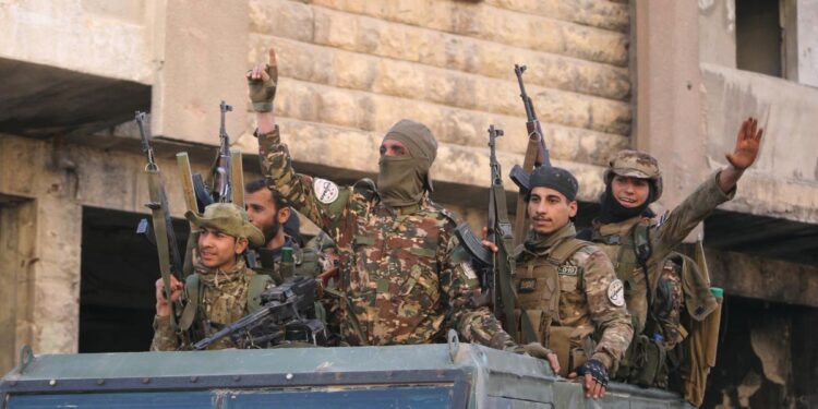 Rebeldes toman control de Alepo: Ejército sirio se retira tras intensos combates