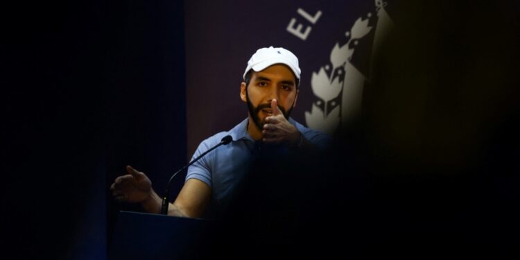 Bukele dice que es «absurdo» que en El Salvador esté prohibida la minería