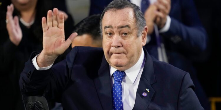 Gobierno denuncia a expresidente Giammattei por plaza laboral para beneficiar a allegado