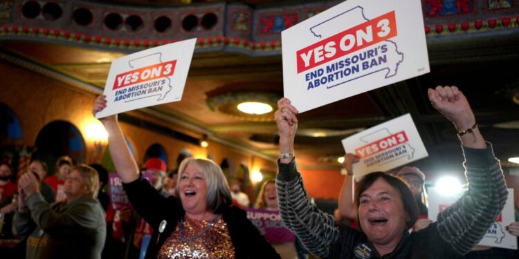 Partidarios del derecho al aborto ganan consultas en 4 estados, avanzan en Missouri y pierden en 3