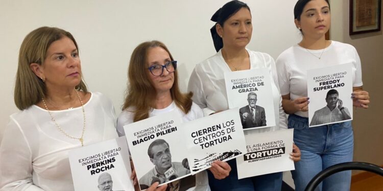 familiares de opositores detenidos en Venezuela exigen verlos