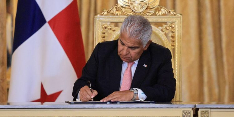 Presidente de Panamá firma Declaración de Chapultepec sobre libertad de prensa y expresión