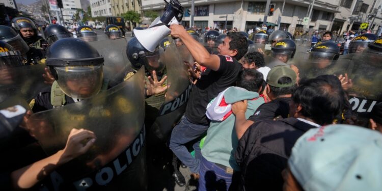 Manifestantes protestan en Perú contra inseguridad en vísperas de cumbre de la APEC