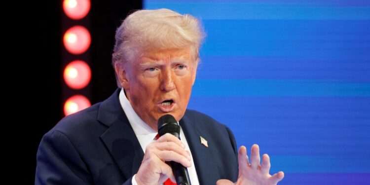 El aspirante republicano Donald Trump celebró su victoria desde su residencia en la Florida