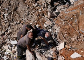 Socorristas sacan 30 cadáveres de apartamentos en el Líbano tras ataque israelí