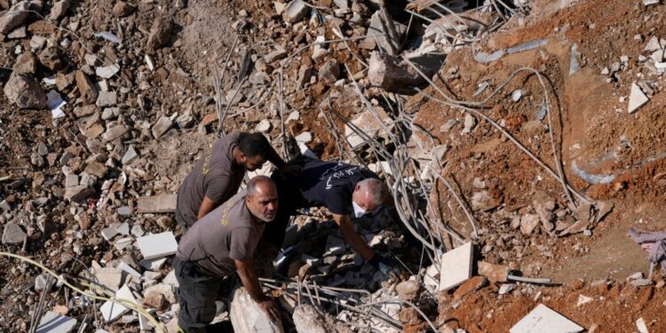 Socorristas sacan 30 cadáveres de apartamentos en el Líbano tras ataque israelí