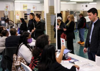 La demócrata Kamala Harris y el republicano Donald Trump medirán sus fuerzas en las urnas en el duelo final y sin un cla-ro favorito