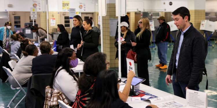 La demócrata Kamala Harris y el republicano Donald Trump medirán sus fuerzas en las urnas en el duelo final y sin un cla-ro favorito