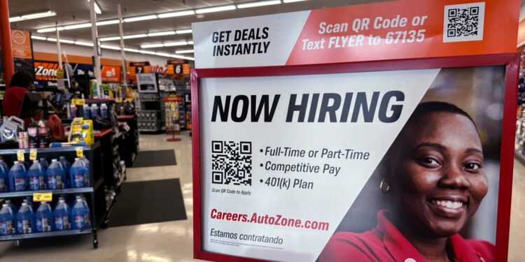 Empleadores en EEUU agregaron solo 12.000 puestos de trabajo el mes pasado debido a huracanes y huelgas