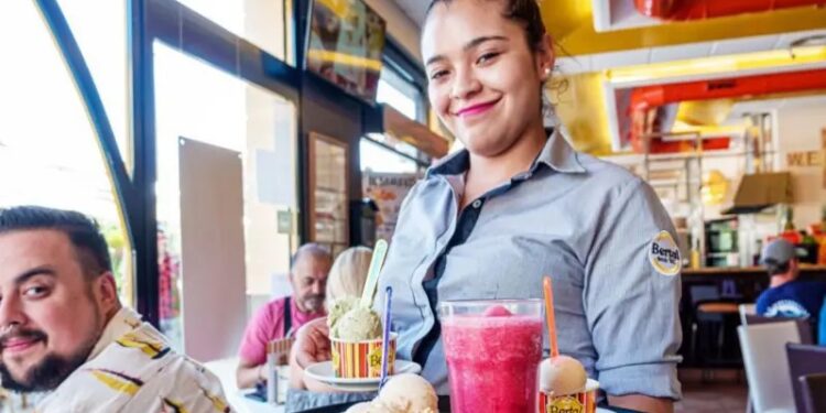 Quiénes se podrán beneficiar de la reforma con la que España quiere dar papeles a 900.000 migrantes en 3 años