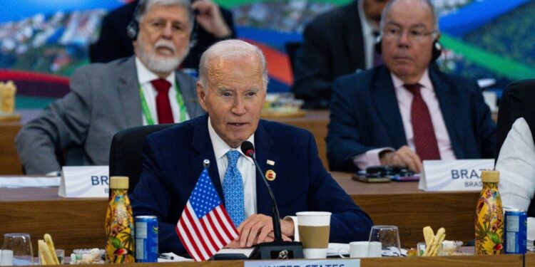 Biden y Sheinbaum reafirman la “sólida” relación entre EEUU y México al reunirse en Brasil