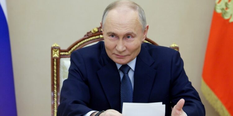 El presidente de Rusia Vladimir Putin amenaza a la OTAN con seguir probando nuevos misiles hipersónicos