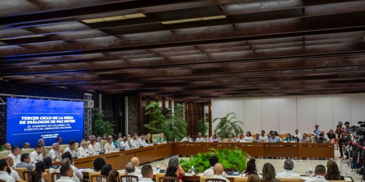 ELN y gobierno colombiano buscan reanudar diálogos de paz suspendidos con reunión en Caracas