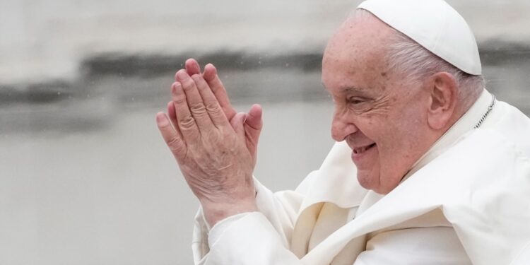 El papa simplifica sus futuros ritos funerarios y pide ser sepultado en un ataúd de madera sencillo