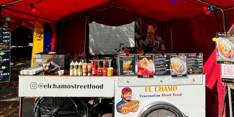 Venezolano en Alemania es popular con la gastronomía callejera de su país