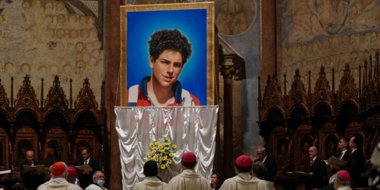 El papa canonizará al joven italiano Carlo Acutis como el primer santo milenial y digital
