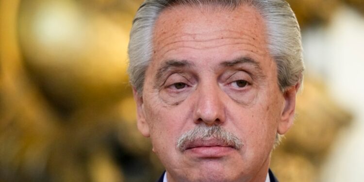 Expresidente de Argentina comparecerá ante juez por presunta violencia contra exesposa