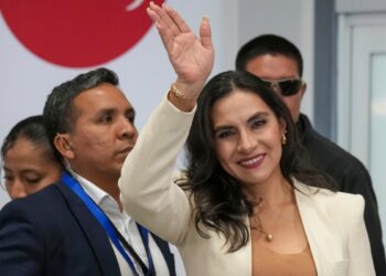 Ecuador: Vicepresidenta Abad vuelve al país en lo que llama un acto de rebeldía