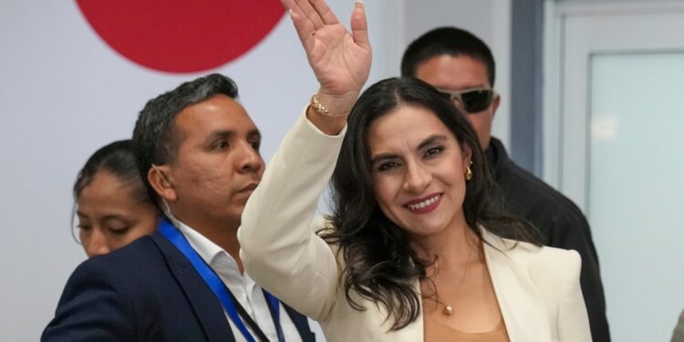 Ecuador: Vicepresidenta Abad vuelve al país en lo que llama un acto de rebeldía