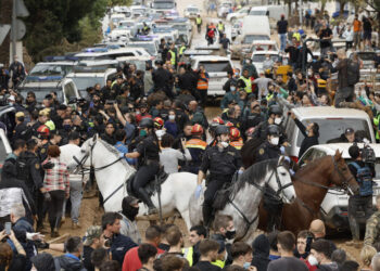 Insultan y lanzan barro a la comitiva de los reyes de España en el epicentro del temporal