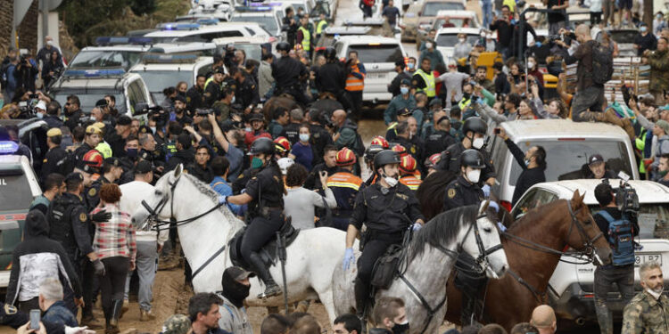 Insultan y lanzan barro a la comitiva de los reyes de España en el epicentro del temporal