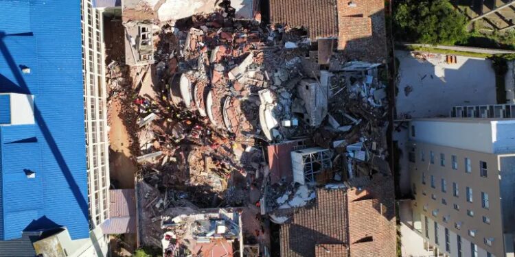 Hallan cuerpo de la octava fallecida en derrumbe de un hotel en Argentina