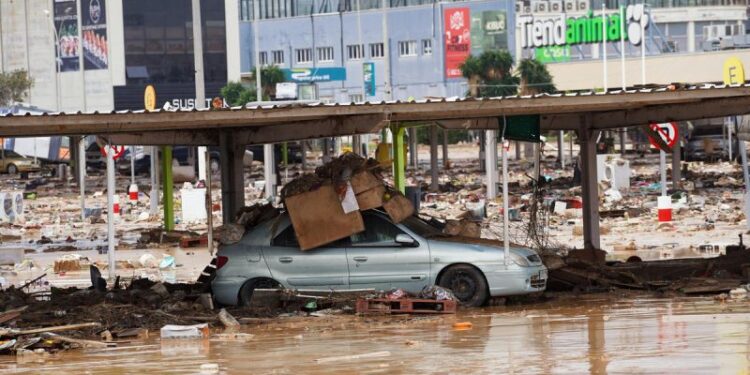 Caos en Barcelona por fuertes lluvias e inundaciones: vuelos cancelados, trenes paralizados y carreteras cerradas