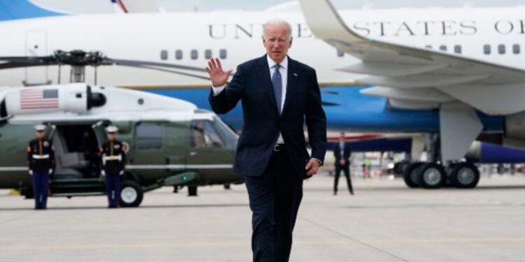 Biden llega a Lima para participar por última vez en la cumbre APEC