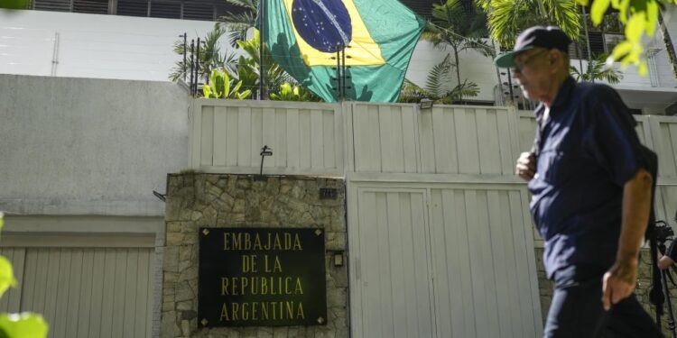 Denuncian que continúa el asedio en la Embajada de Argentina en Caracas