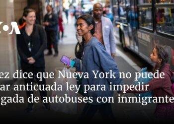 Juez dice que Nueva York no puede usar anticuada ley para impedir llegada de autobuses con inmigrantes