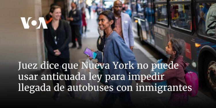 Juez dice que Nueva York no puede usar anticuada ley para impedir llegada de autobuses con inmigrantes