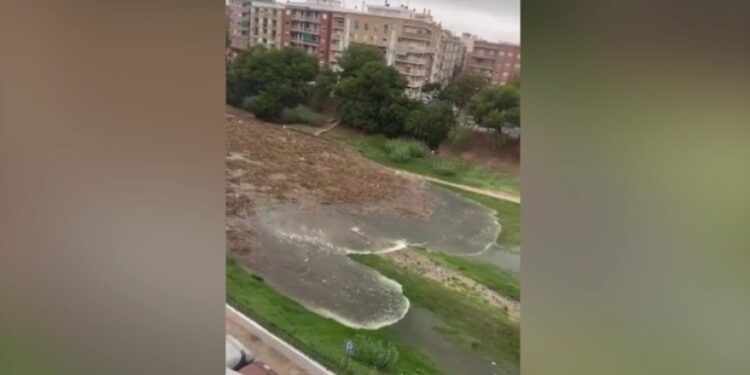 Captaron en VIDEO el catastrófico momento que llega la crecida del agua en Valencia